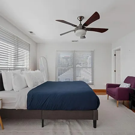 Old Town 3bd 3ba Coach House, Garage Parking Incl Chicago