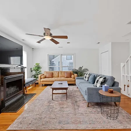Old Town 3bd 3ba Coach House, Garage Parking Incl Holiday home Chicago