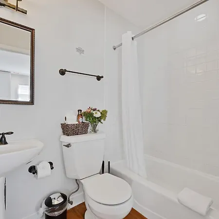 Old Town 3bd 3ba Coach House, Garage Parking Incl Chicago
