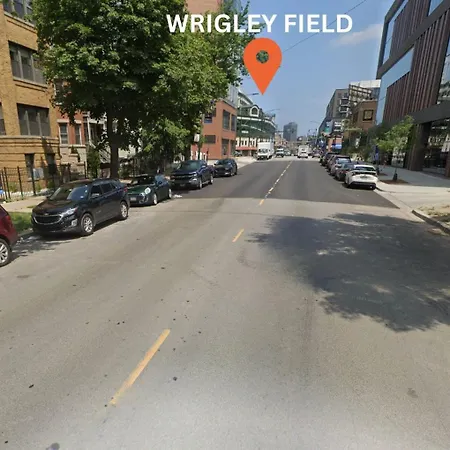 The Dugout Bar Just Steps From Wrigley Field Holiday home *