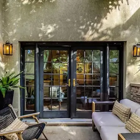 Charming Getaway With Patio Chicago