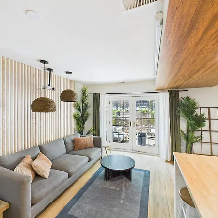 Charming Getaway With Patio Chicago