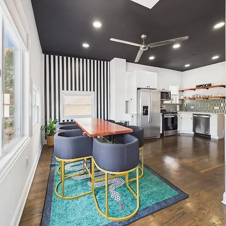 Wrigleyville Gem With Hidden Bar & Vintage Charm Apartment *