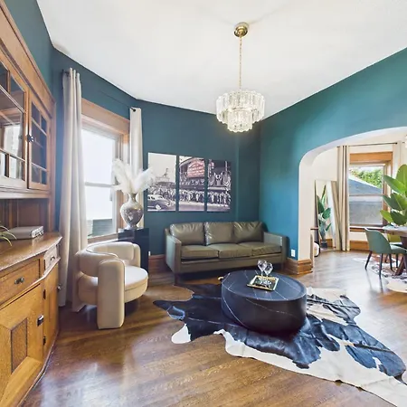 Wrigleyville Gem With Hidden Bar & Vintage Charm Chicago