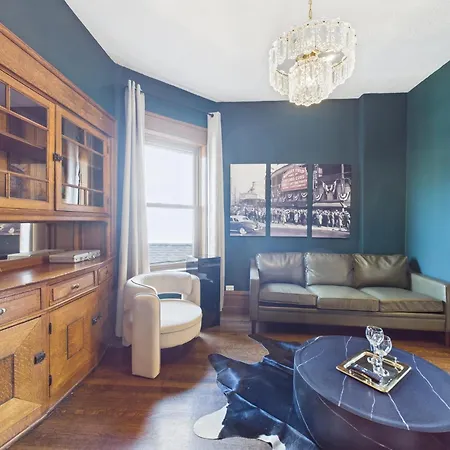 Wrigleyville Gem With Hidden Bar & Vintage Charm Apartment Chicago