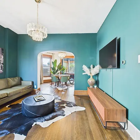 Wrigleyville Gem With Hidden Bar & Vintage Charm * Chicago