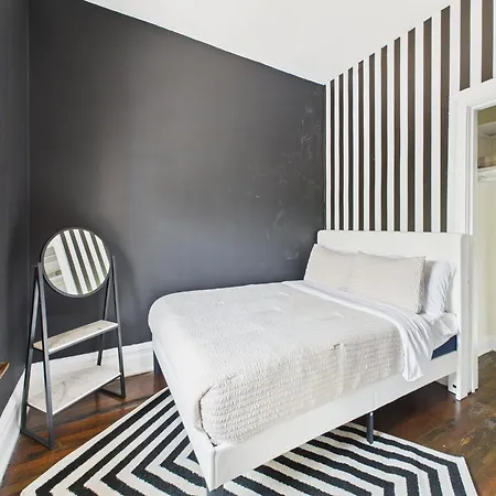 Apartment Wrigleyville Gem With Hidden Bar & Vintage Charm *
