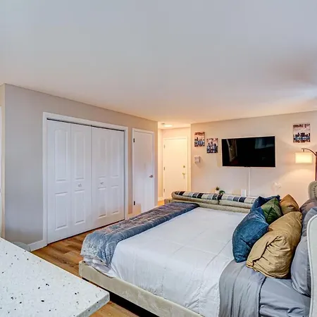 Luxury King Bed • Remodeled Safe Chicago Condo