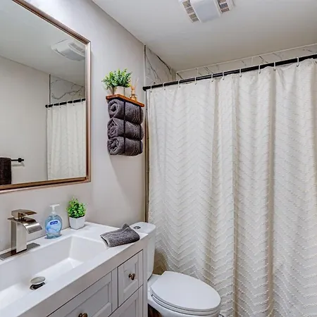 Apartment Luxury King Bed • Remodeled Safe Chicago Condo Chicago