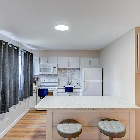 Luxury King Bed • Remodeled Safe Chicago Condo *