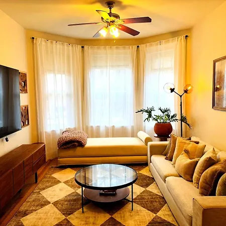 Stunning 3 Bedrooms 2 Bathrooms Getaway Chicago! *