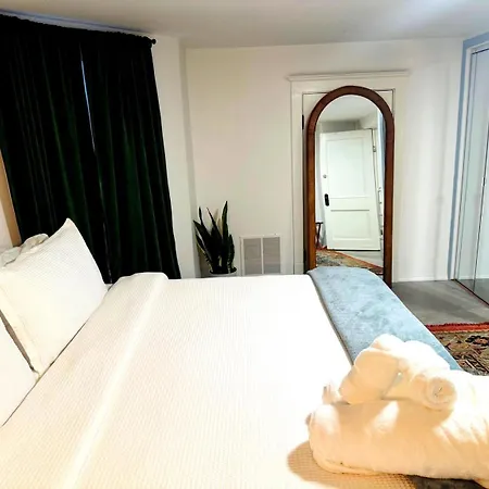 Stunning 3 Bedrooms 2 Bathrooms Getaway Chicago! Chicago