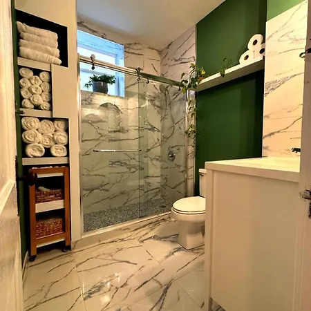 Stunning 3 Bedrooms 2 Bathrooms Getaway Chicago!