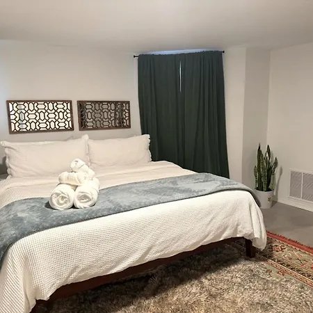 Apartment Stunning 3 Bedrooms 2 Bathrooms Getaway Chicago!