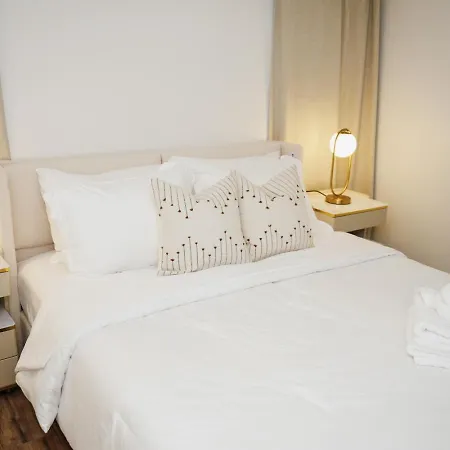 Sleeps 18 • 8br • Game • Gym • Theater Holiday home Chicago