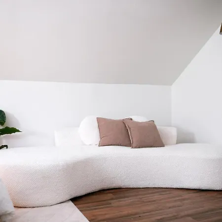 Sleeps 18 • 8br • Game • Gym • Theater Chicago