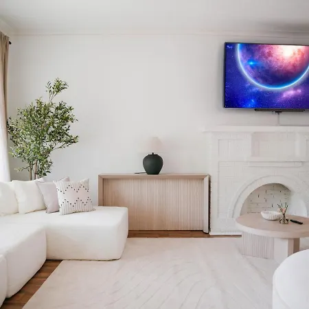 Sleeps 18 • 8br • Game • Gym • Theater Chicago