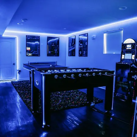 Sleeps 18 • 8br • Game • Gym • Theater * Chicago
