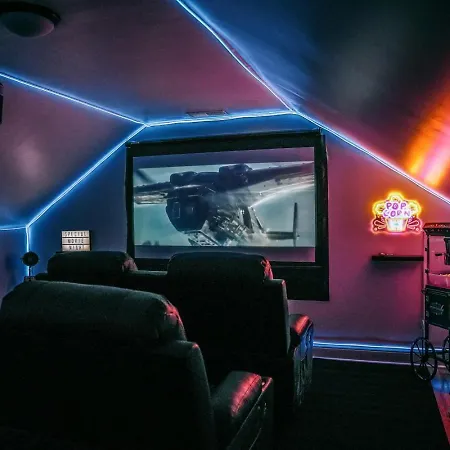 Sleeps 18 • 8br • Game • Gym • Theater Chicago