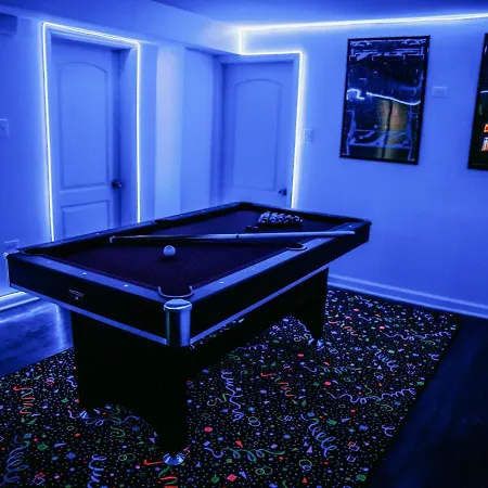 Sleeps 18 • 8br • Game • Gym • Theater Chicago