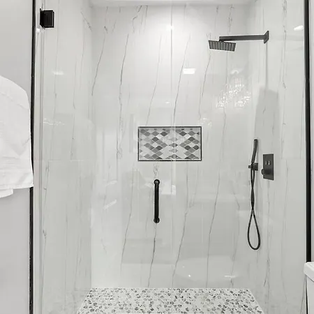 Luxhome 8 Mins Downtown Apartment *