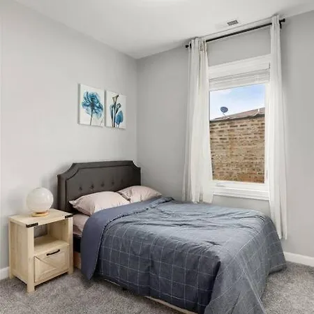Luxhome 8 Mins Downtown Apartment Chicago