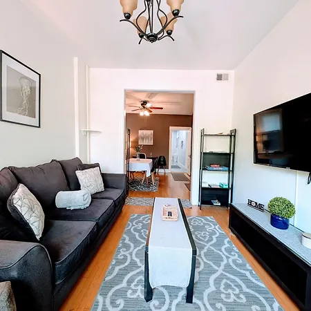 The Roscoe Village Apartment