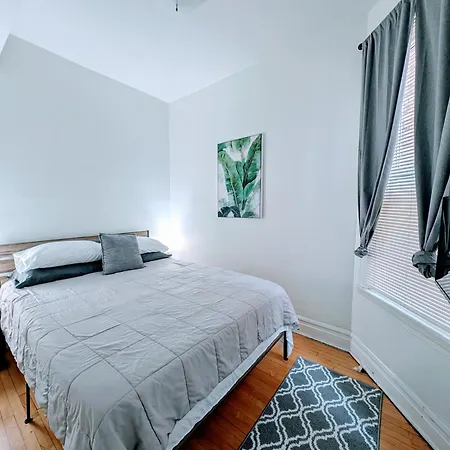 The Roscoe Village Apartment