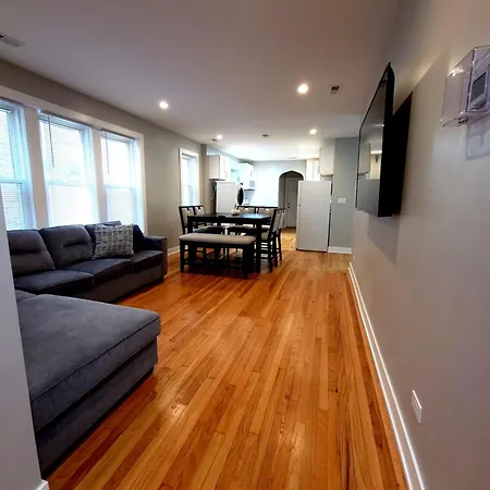 Beautiful 4 Bedroom 2 Bathroom Near Everything Apartment *