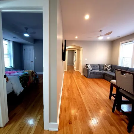 Beautiful 4 Bedroom 2 Bathroom Near Everything Apartment Chicago