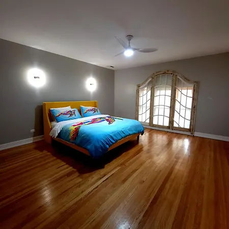 Beautiful 4 Bedroom 2 Bathroom Near Everything Chicago