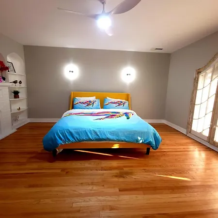 Beautiful 4 Bedroom 2 Bathroom Near Everything