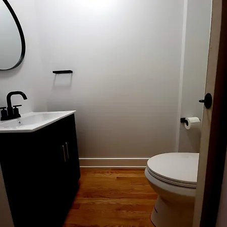Beautiful 4 Bedroom 2 Bathroom Near Everything * Chicago
