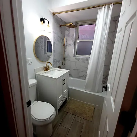 Beautiful 4 Bedroom 2 Bathroom Near Everything Apartment