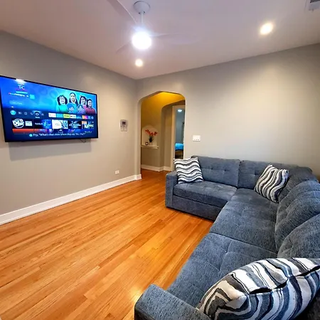 Beautiful 4 Bedroom 2 Bathroom Near Everything Apartment Chicago