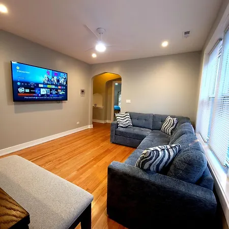 Beautiful 4 Bedroom 2 Bathroom Near Everything Apartment Chicago