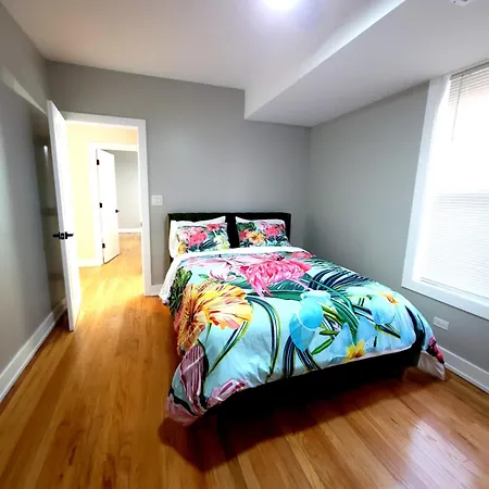 Beautiful 4 Bedroom 2 Bathroom Near Everything Chicago