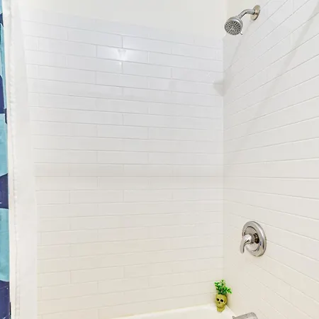 1 Mi To Blue Line Pet-friendly Unit In Chicago! Chicago
