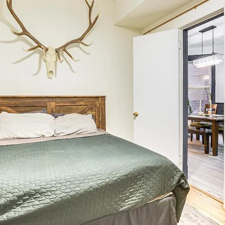 Apartment 1 Mi To Blue Line Pet-friendly Unit In Chicago! Chicago