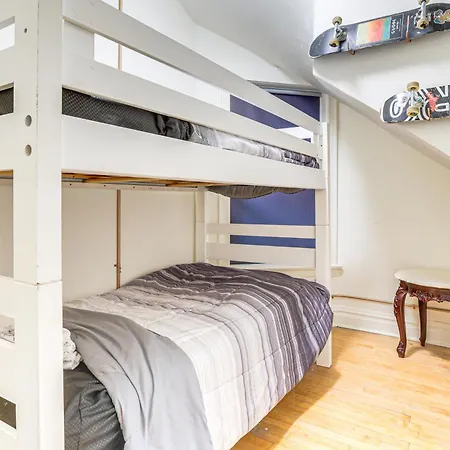 1 Mi To Blue Line Pet-friendly Unit In Chicago!