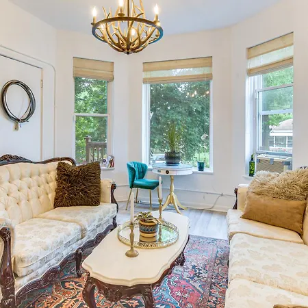 1 Mi To Blue Line Pet-friendly Unit In Chicago!