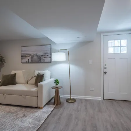 Modern W Private Entrance Washer Dryer Free Parking Chicago