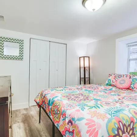 Dog-friendly W/ Yard: 10 Mi To Downtown Apartment Chicago