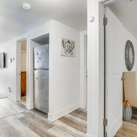 Dog-friendly W/ Yard: 10 Mi To Downtown Apartment Chicago