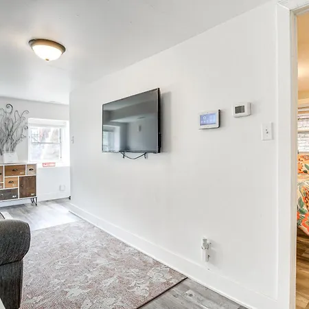 Apartment Dog-friendly W/ Yard: 10 Mi To Downtown Chicago