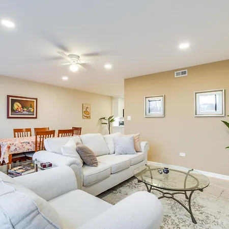 Steps To Shops & Eats: In Portage Park! Apartment *