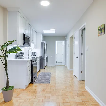 Steps To Shops & Eats: In Portage Park! Apartment Chicago