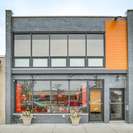 Steps To Shops & Eats: In Portage Park! Apartment Chicago