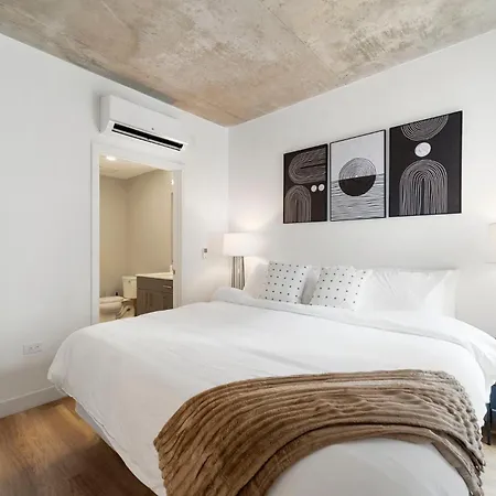 Hotel High-rise 4br W Views Comfort & Space Chicago