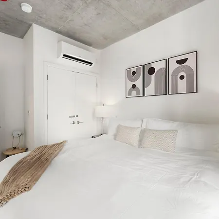 High-rise 4br W Views Comfort & Space Chicago